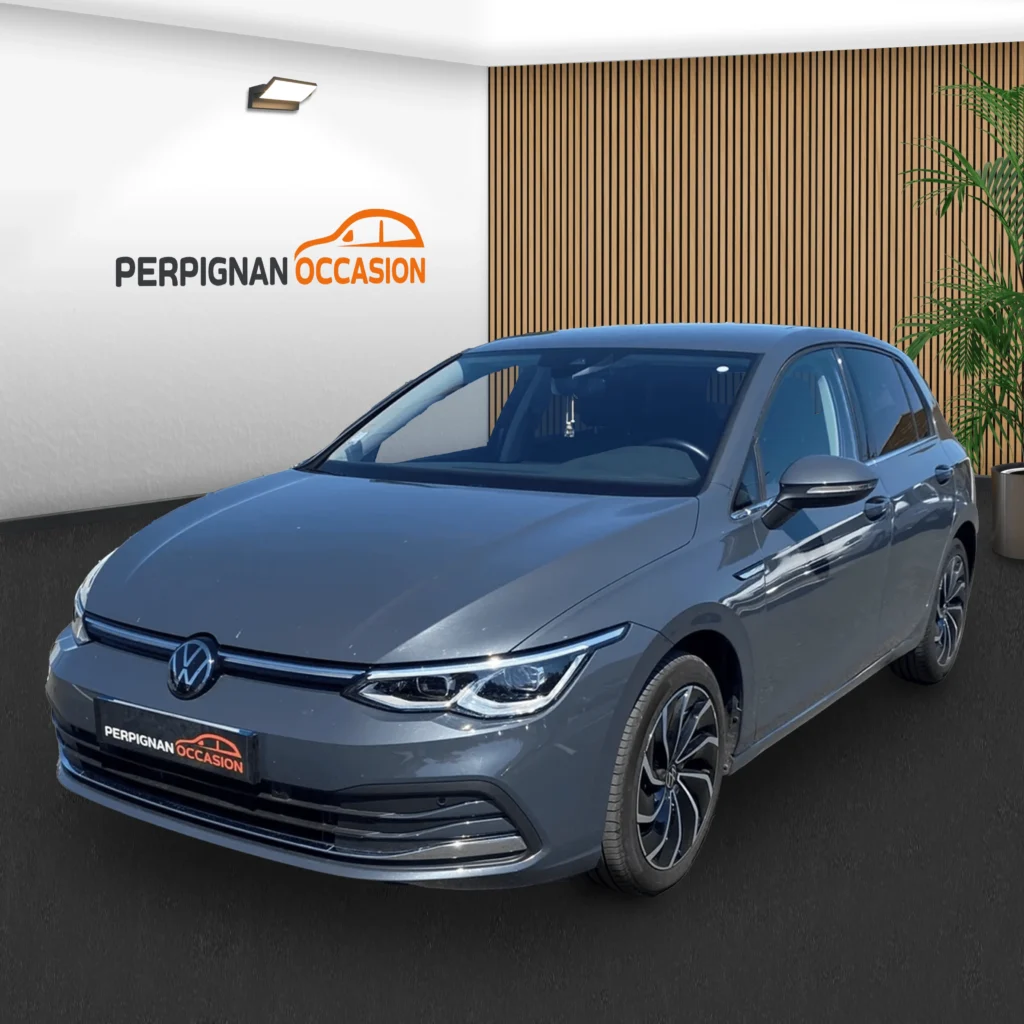Vue avant Volkswagen Golf 8 grise claire à Perpignan