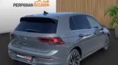Vue arrière Volkswagen Golf 8 grise claire, garage à Perpignan